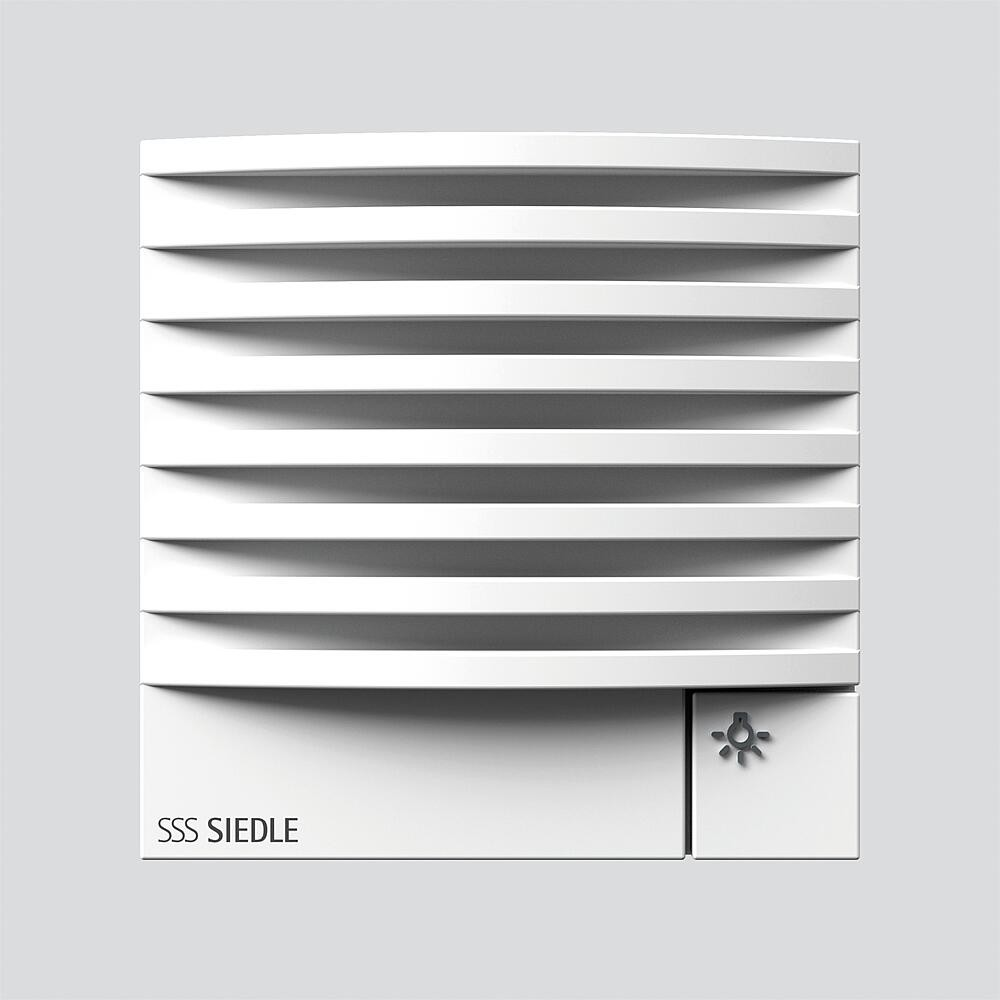 Una griglia di ventilazione bianca con lamelle orizzontali e logo SSS SIEDLE.