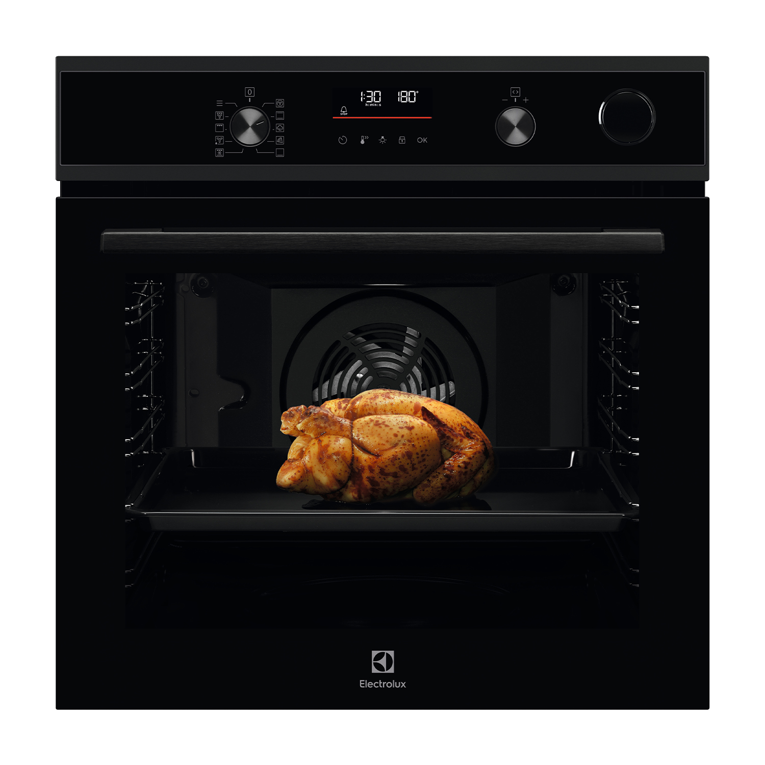 Un pollo arrosto dorato è su una teglia all'interno di un forno nero aperto con display digitale.