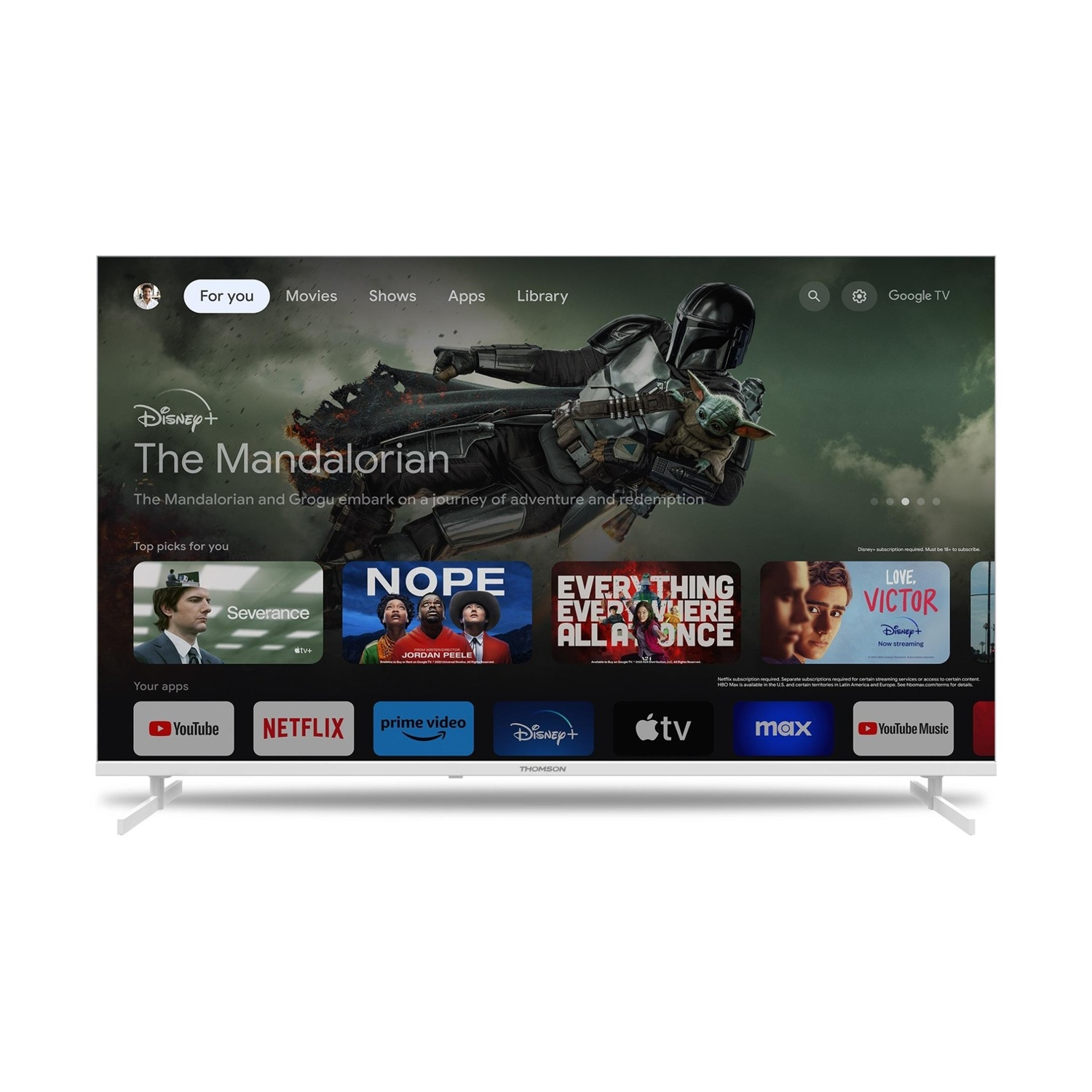 Una TV Thomson bianca mostra un'interfaccia Google TV con 'The Mandalorian' sullo schermo.