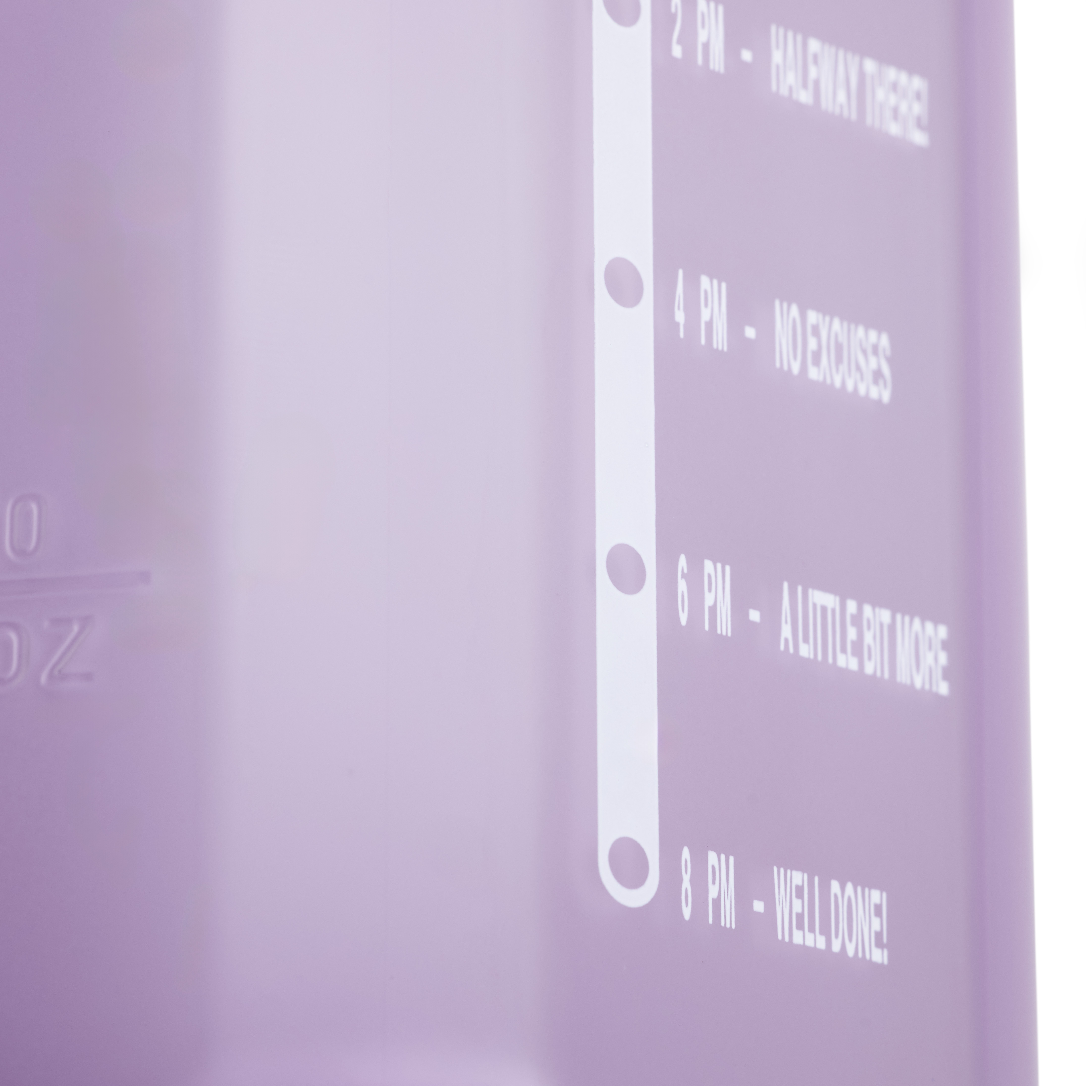 Una borraccia viola con indicatori di tempo: 14:00 - A metà strada, 16:00 - Niente scuse, 18:00 - Un po' di più, 20:00 - Ben fatto!