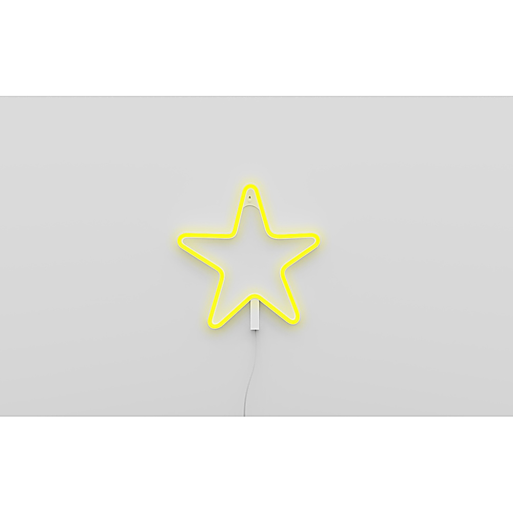 Un contorno di stella al neon giallo è appeso a un muro bianco, collegato con un cavo bianco.