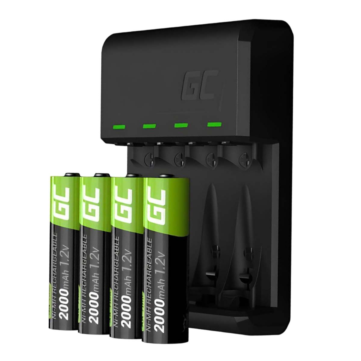 Quattro batterie ricaricabili AA GC davanti a un caricabatterie nero con luci verdi.