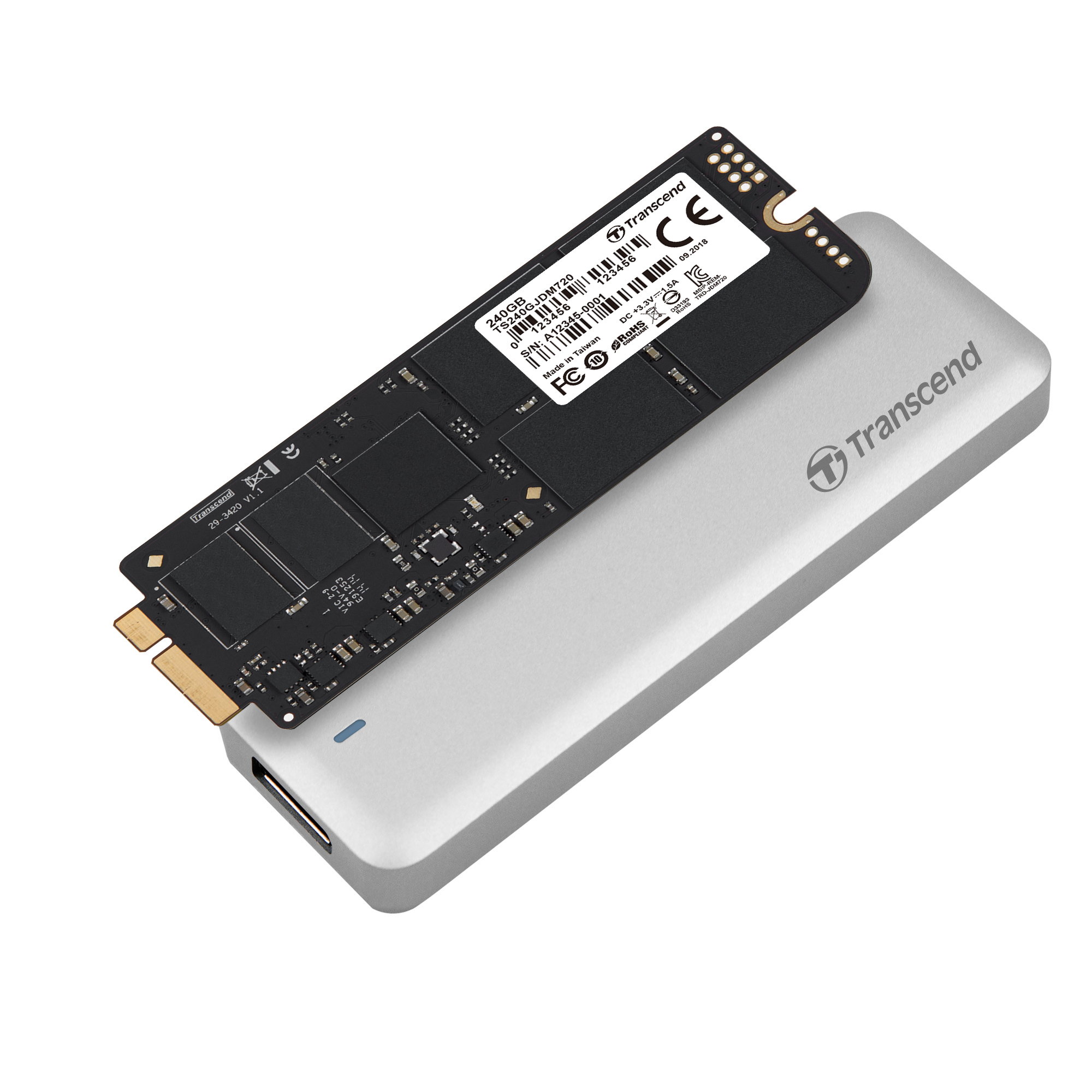 Un'unità esterna Transcend argentata con un modulo SSD nero inserito.