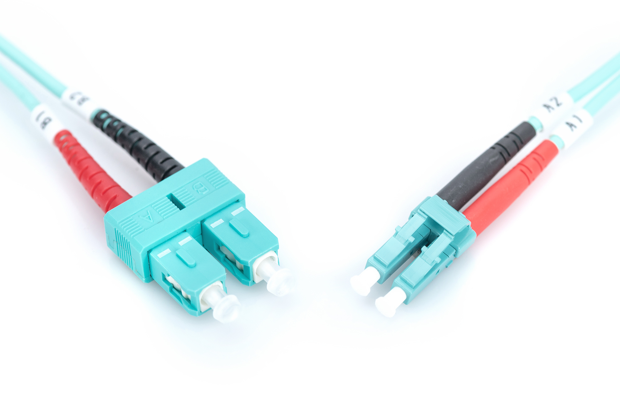 Due cavi in fibra ottica aqua con connettori LC, uno rosso/nero, uno rosso/nero.