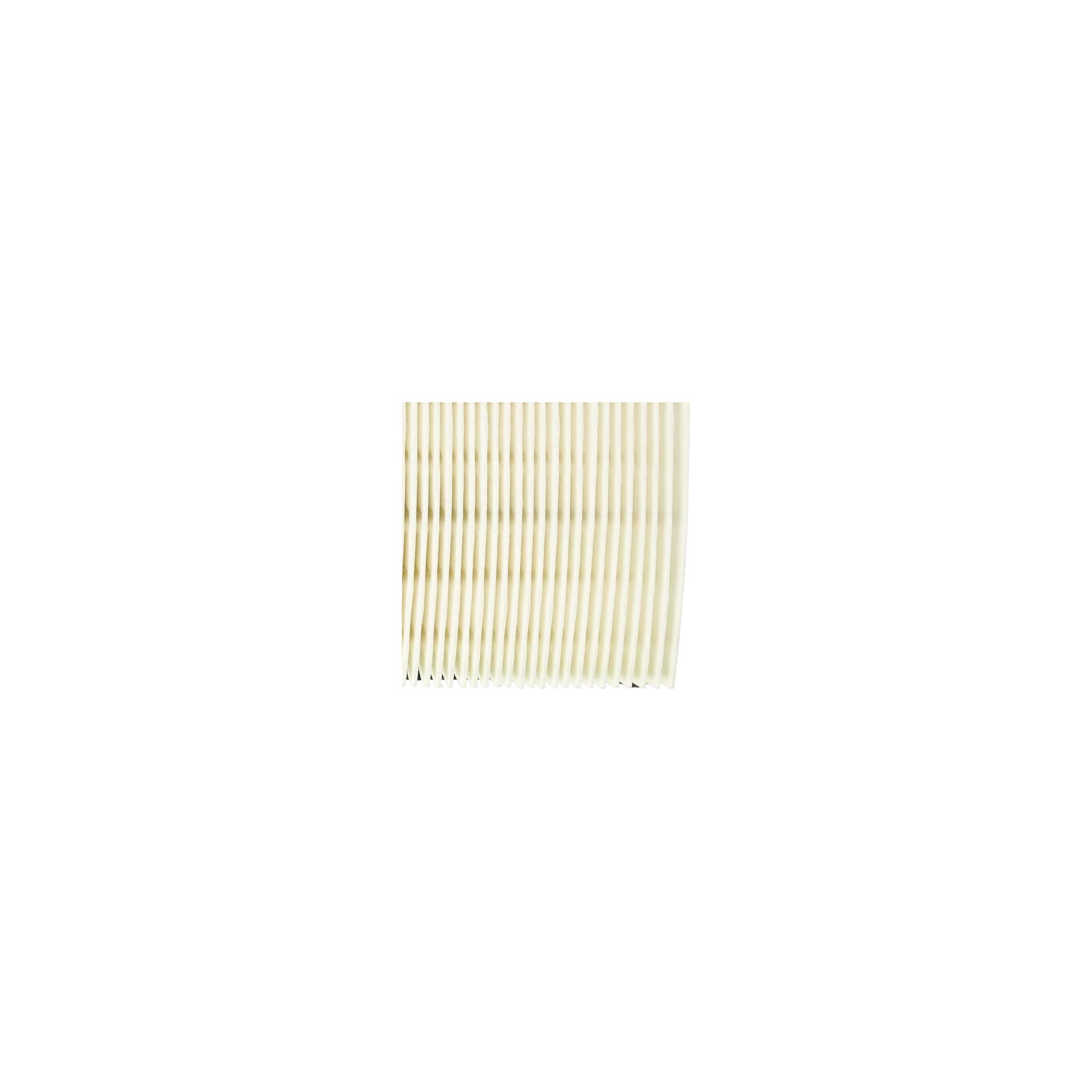 Nahaufnahme eines beige gefalteten Luftfilters mit vertikalen Falten vor weißem Hintergrund.