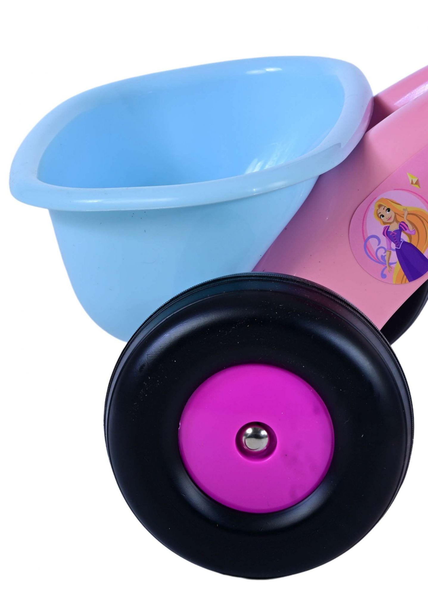 Ein blaues Rad, ein rosa Wagen mit Rapunzel-Aufkleber und ein schwarzes Rad.