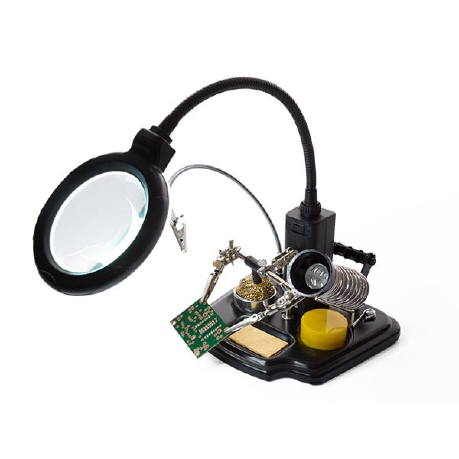 Una stazione di saldatura con lampada d'ingrandimento tiene una scheda elettronica e attrezzi.