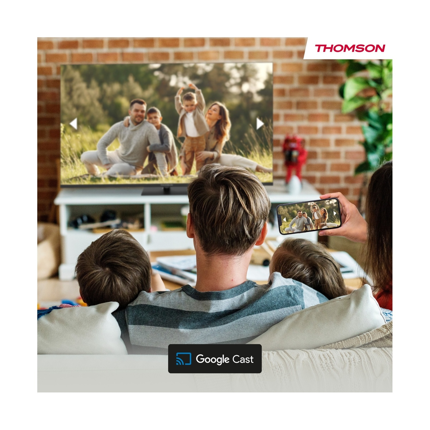 Famiglia guarda TV con foto di famiglia. Telefono mostra foto. Logo Google Cast.