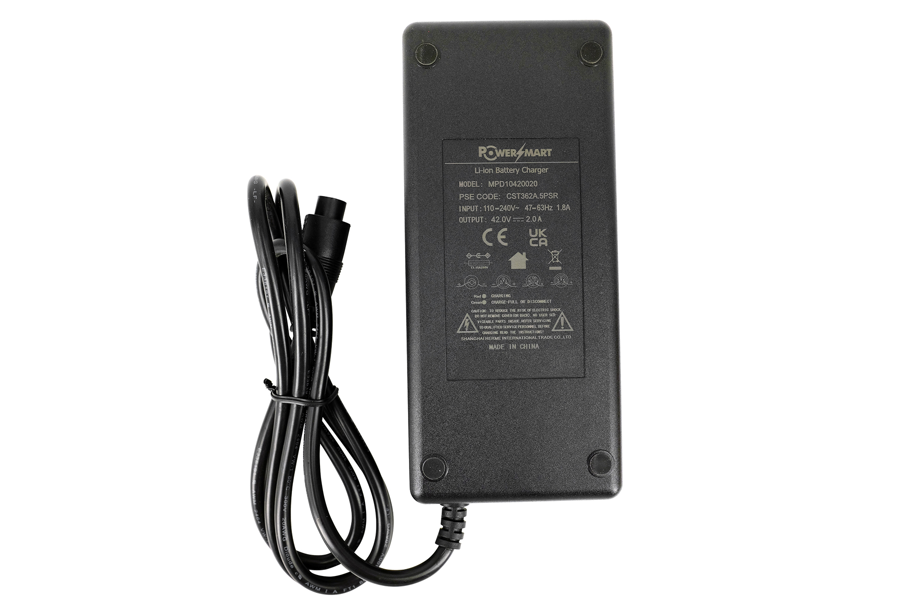 Schwarzes Ladegerät mit Kabel, Modell MPD10420020, made in China.