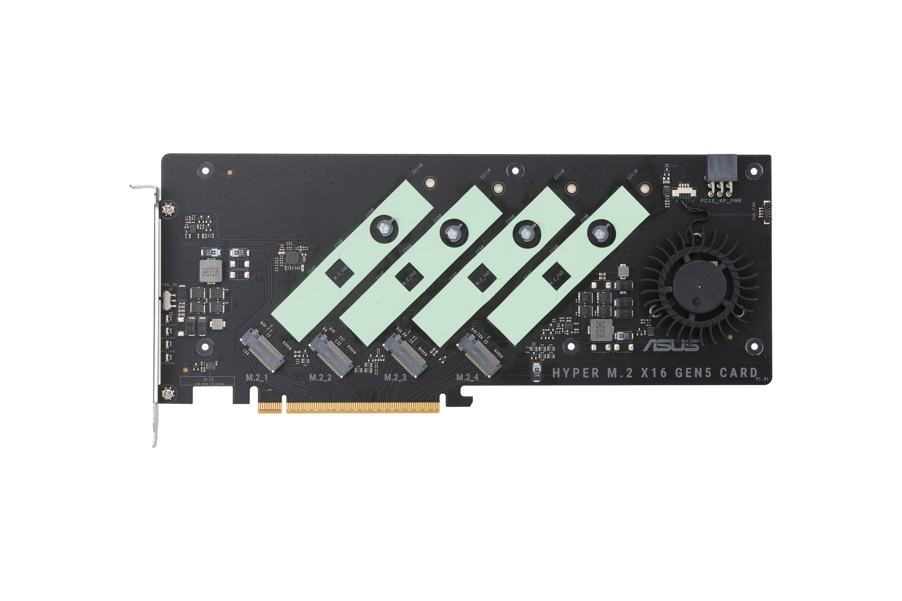 Una scheda ASUS Hyper M.2 X16 Gen5 nera con quattro slot M.2, una ventola e connettore di alimentazione PCIe.
