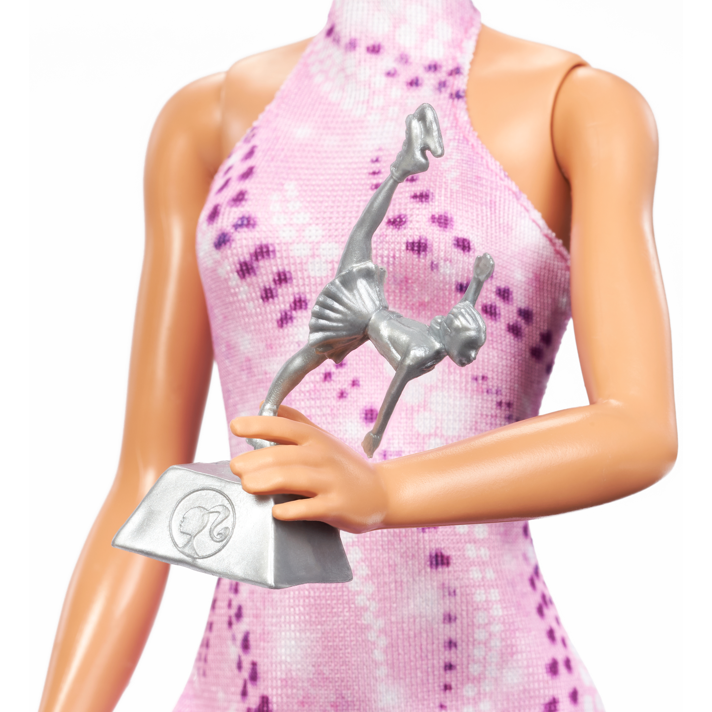 Barbie tiene un trofeo d'argento con una ginnasta.