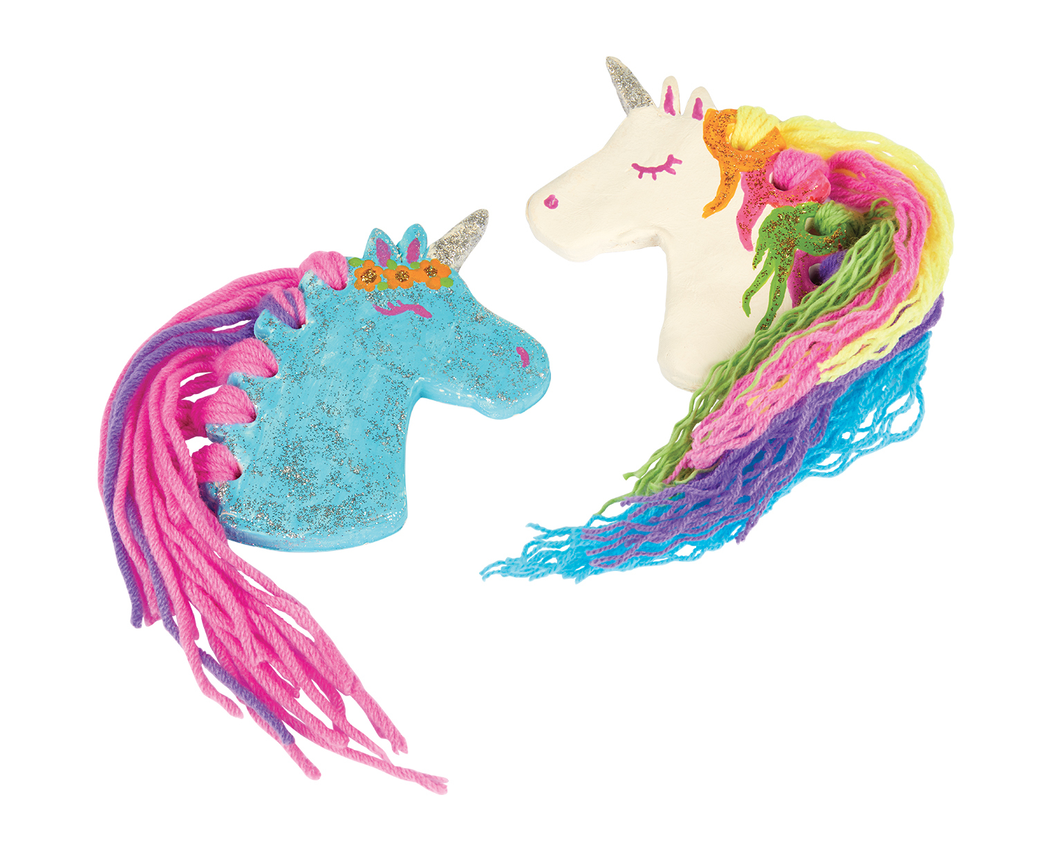 Due teste di unicorno artigianali con criniere di filato arcobaleno. Una è blu, l'altra bianca.