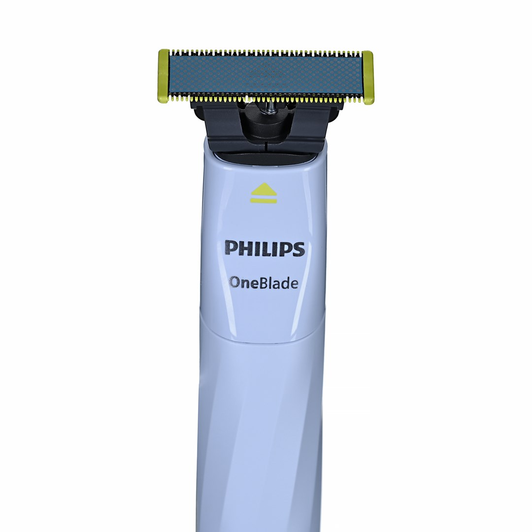 Jasnoniebieska golarka Philips OneBlade z niebieską głowicą tnącą i żółtym wykończeniem.