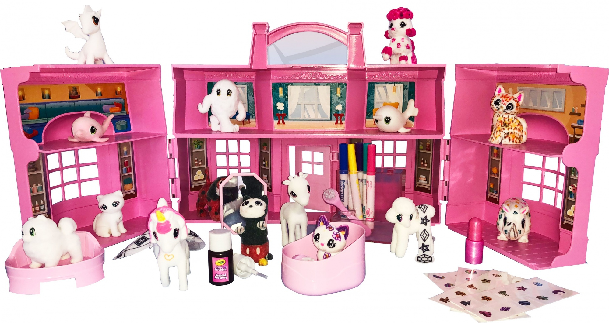 Casa delle bambole rosa con varie statuette di animali, pennarelli e adesivi.