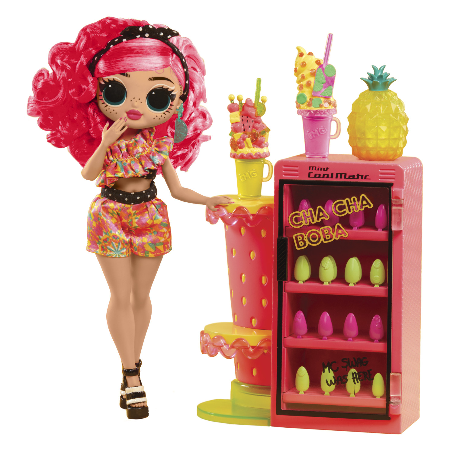 Una bambola dai capelli rosa accanto a un frigorifero rosso pieno di dolcetti.