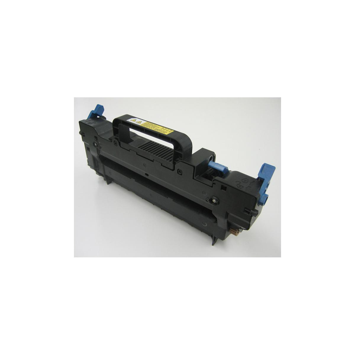 Una cartuccia toner nera con manico blu e leve blu su sfondo bianco.