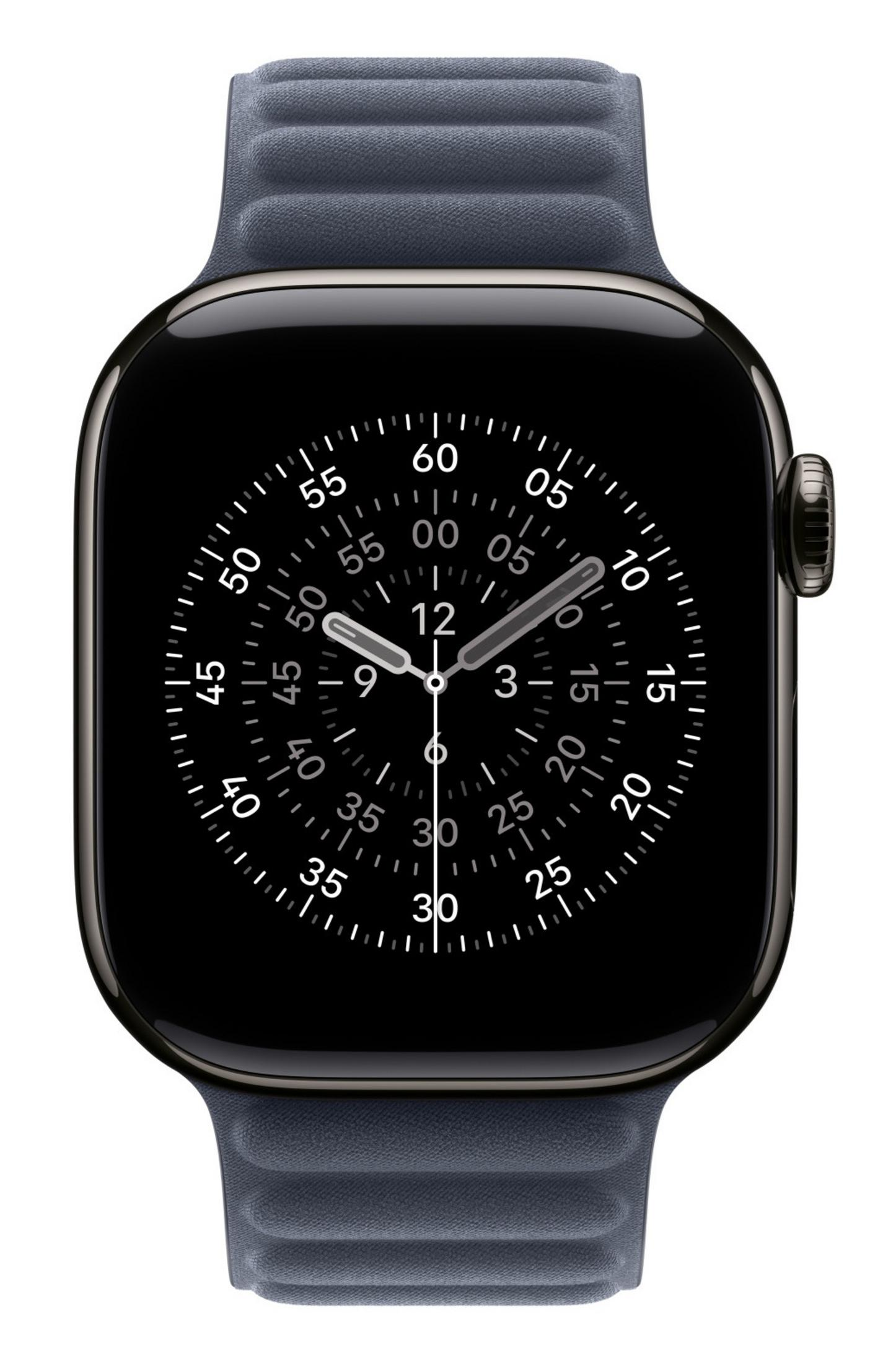 Un Apple Watch nero con cinturino blu scuro mostra un quadrante con numeri e lancette bianchi.