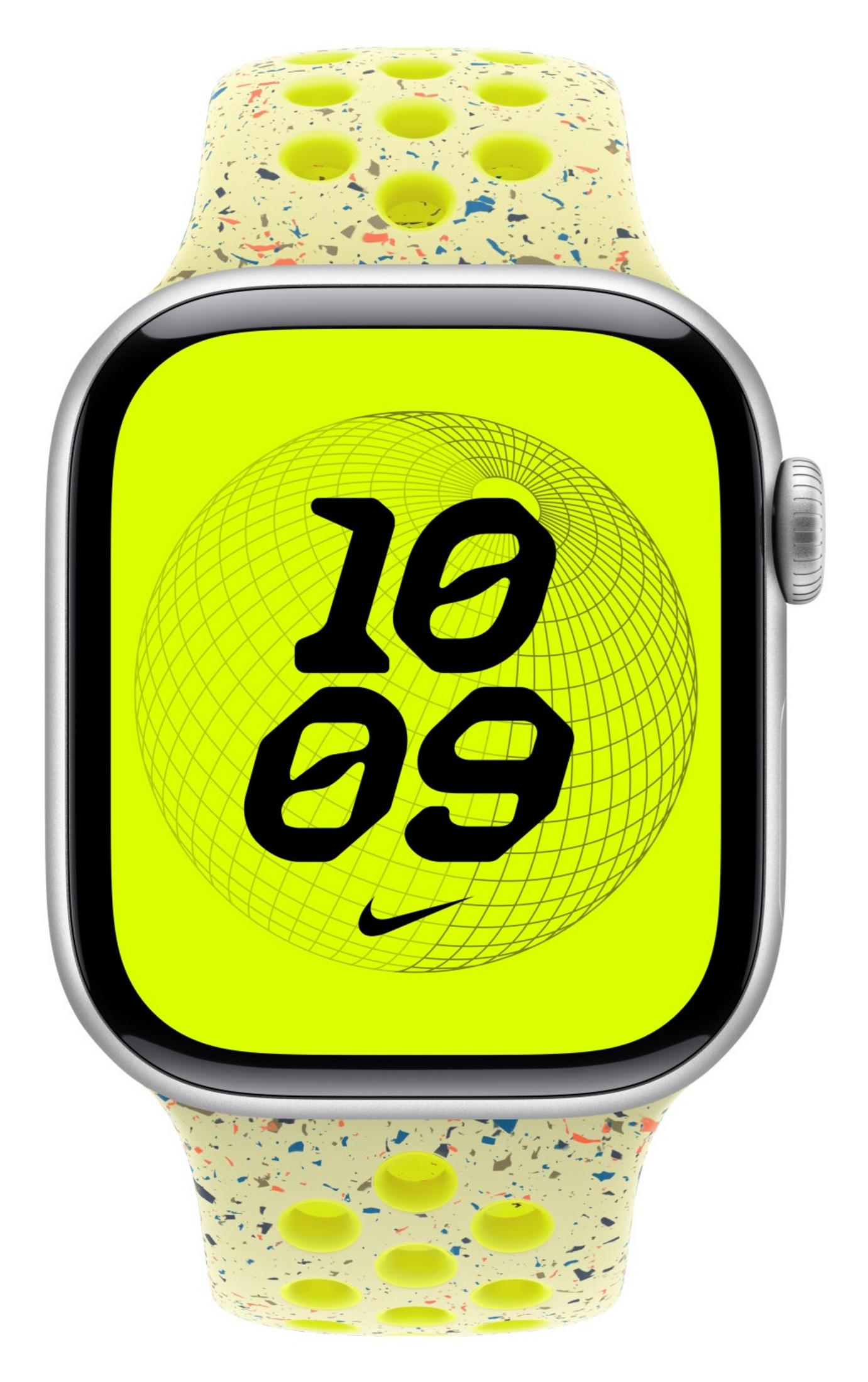 Una Apple Watch gialla con cinturino Nike maculato e display digitale neon.