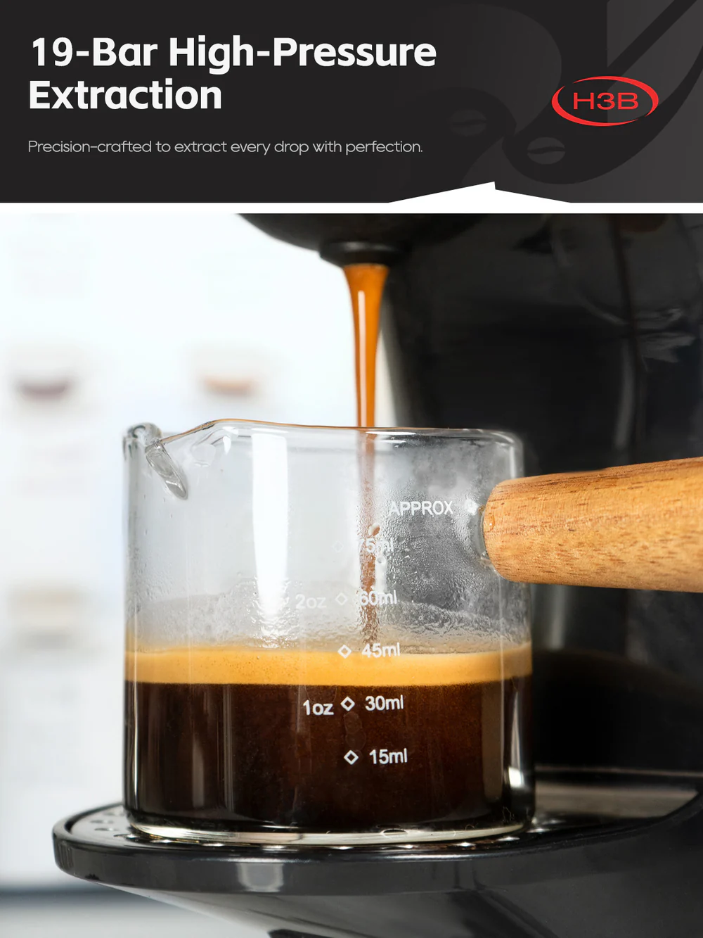 El espresso se vierte de una máquina en un vaso de precipitados con marcas de medición.