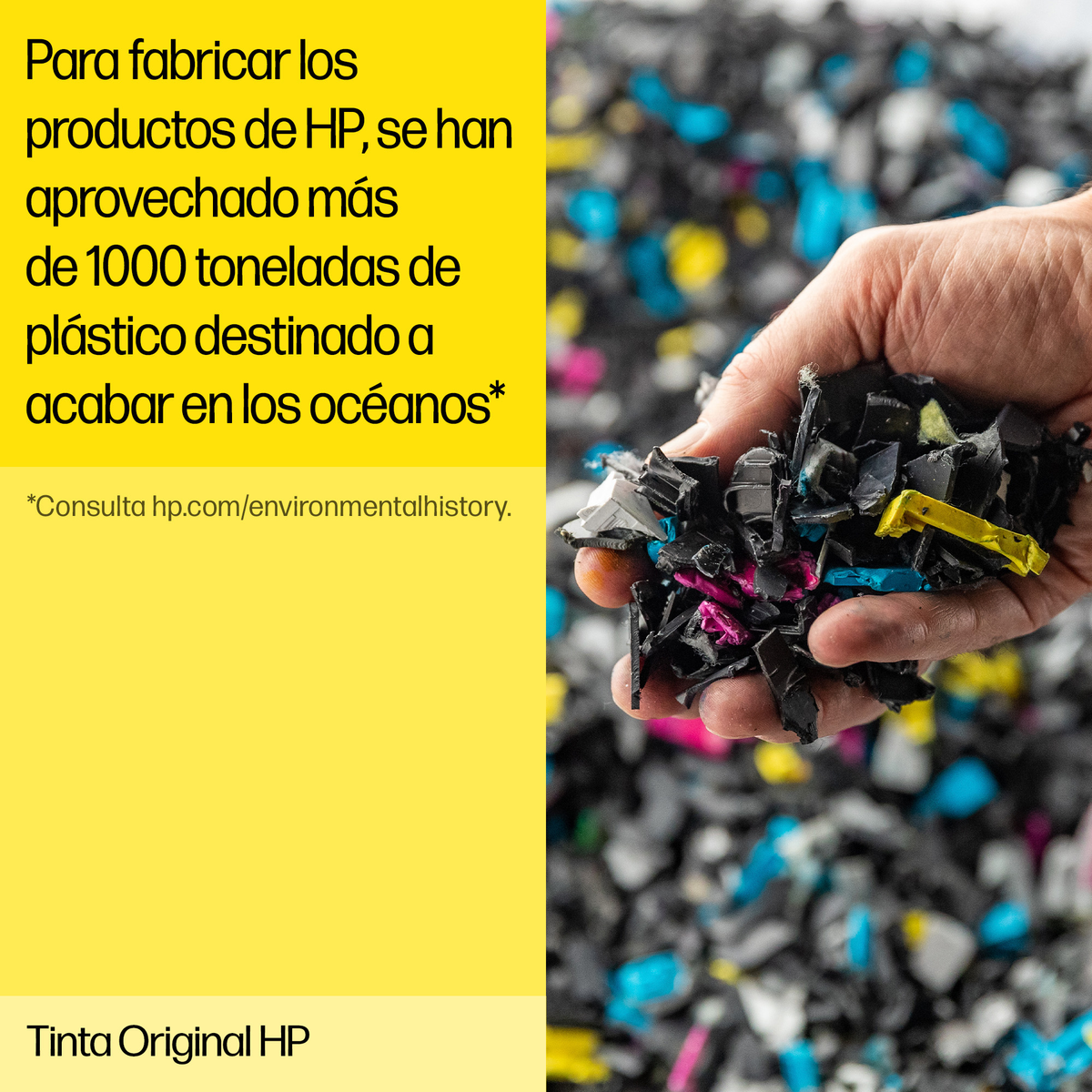 Una mano tiene plastica frantumata nera, gialla, rosa e blu. Testo in spagnolo.