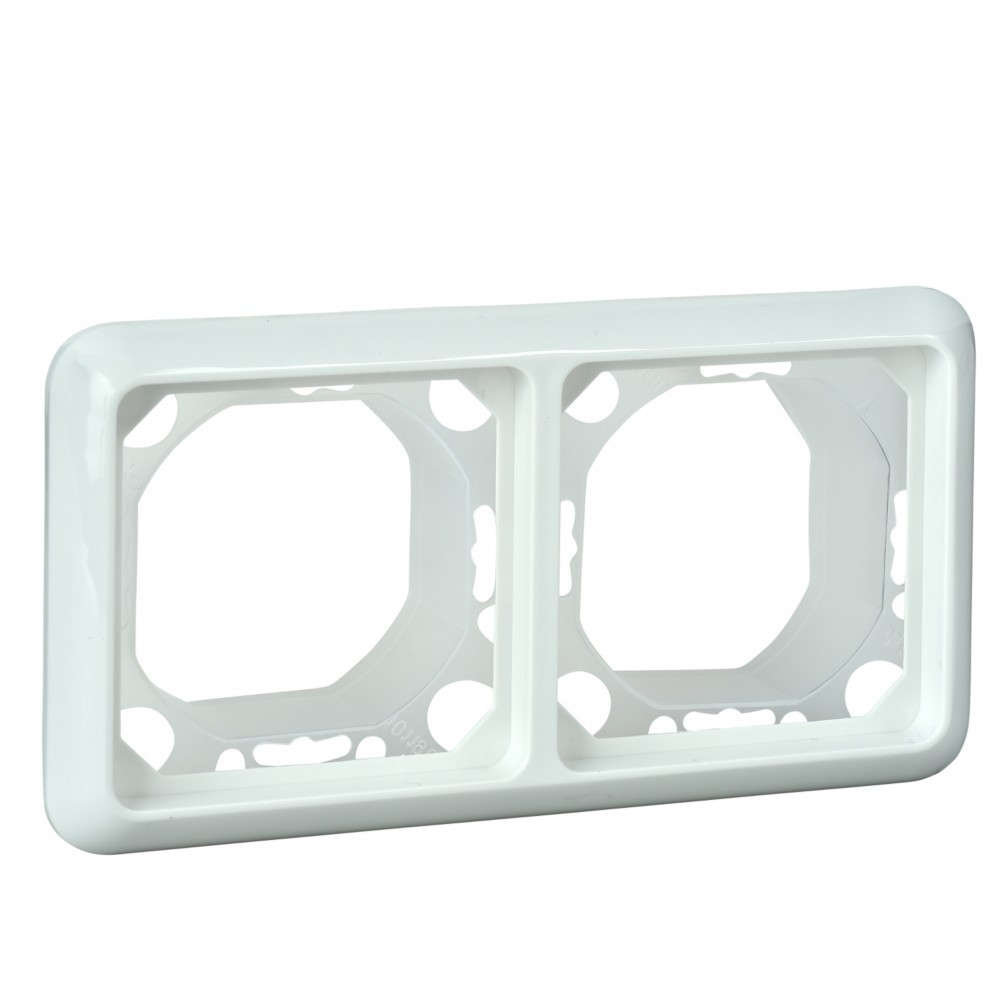 Una cornice bianca in plastica per doppio interruttore con aperture ottagonali per due prese.