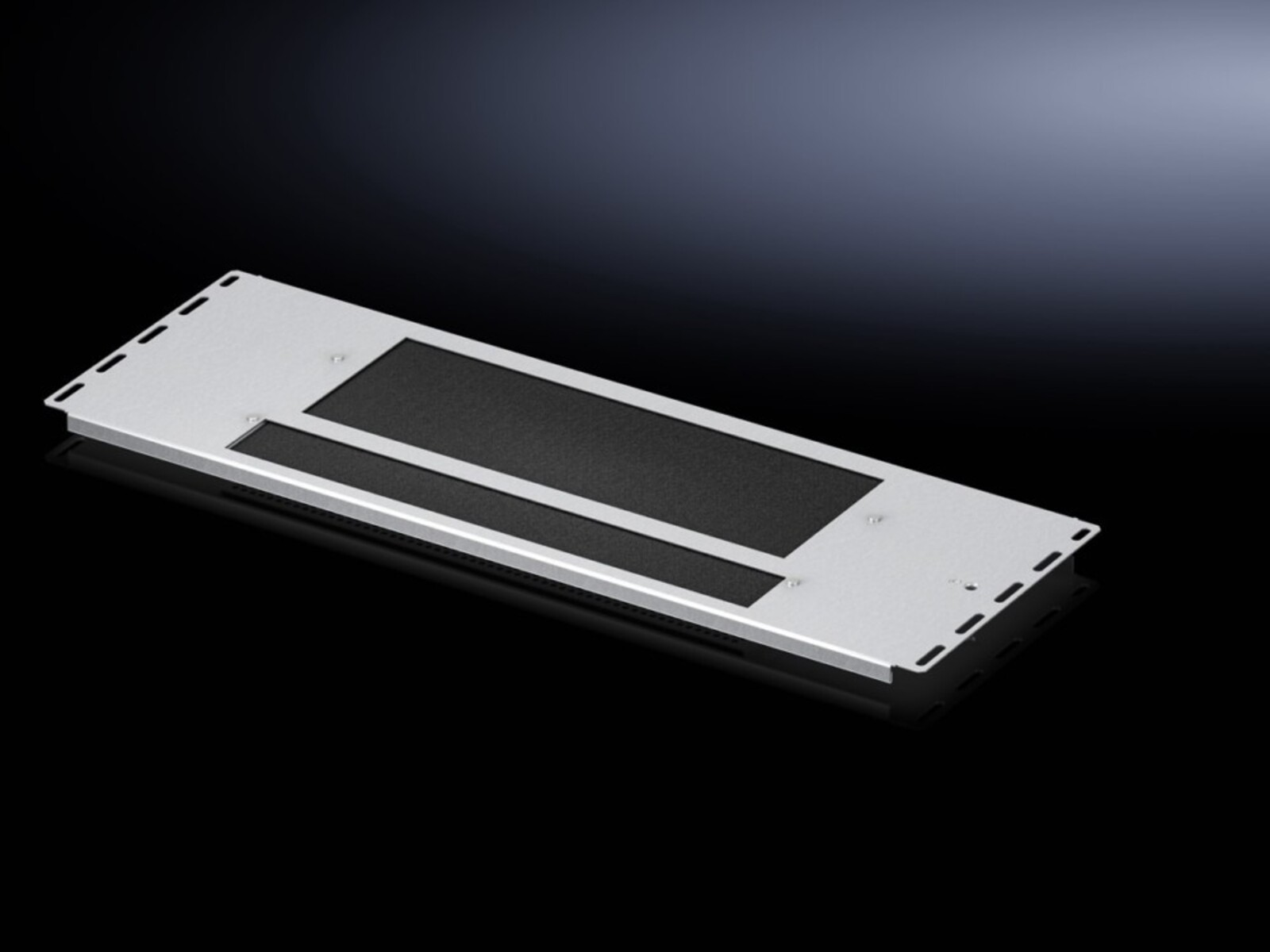 Un pannello cieco argentato per rack con due inserti neri ventilati è mostrato su una superficie nera riflettente.