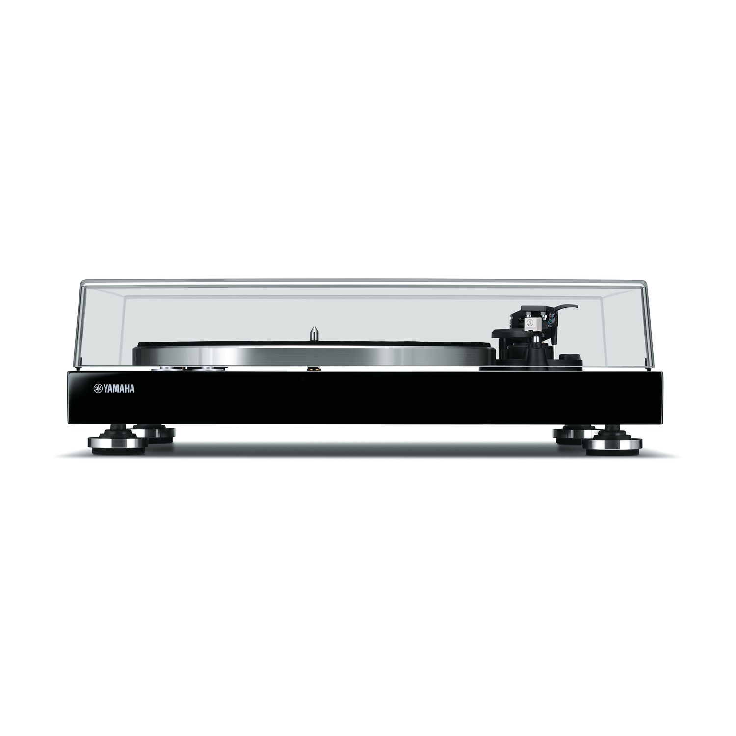 Giradischi Yamaha nero con coperchio antipolvere trasparente e piatto argentato. Isolato su bianco.