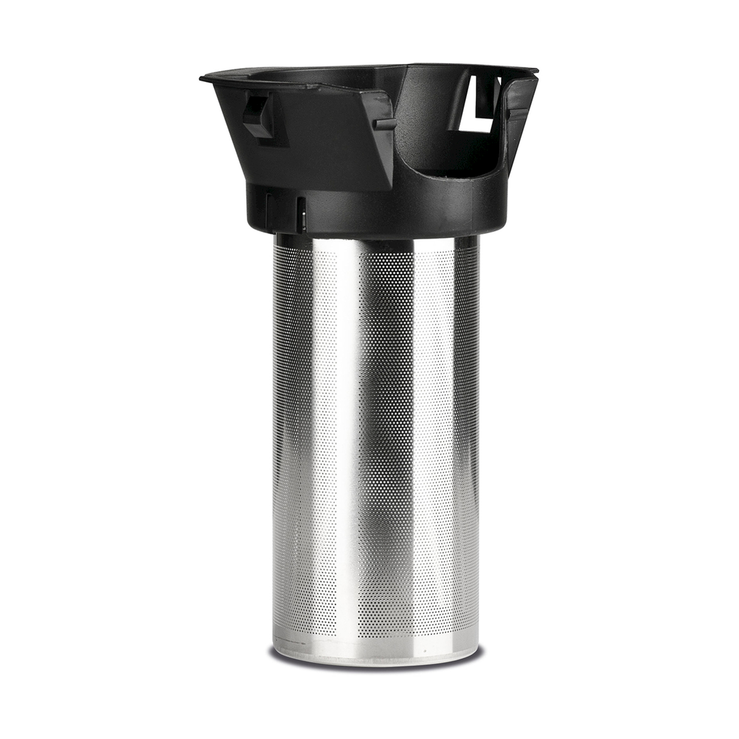 Srebrny metalowy zaparzacz do herbaty z czarną plastikową pokrywką i uchwytem na białym tle.