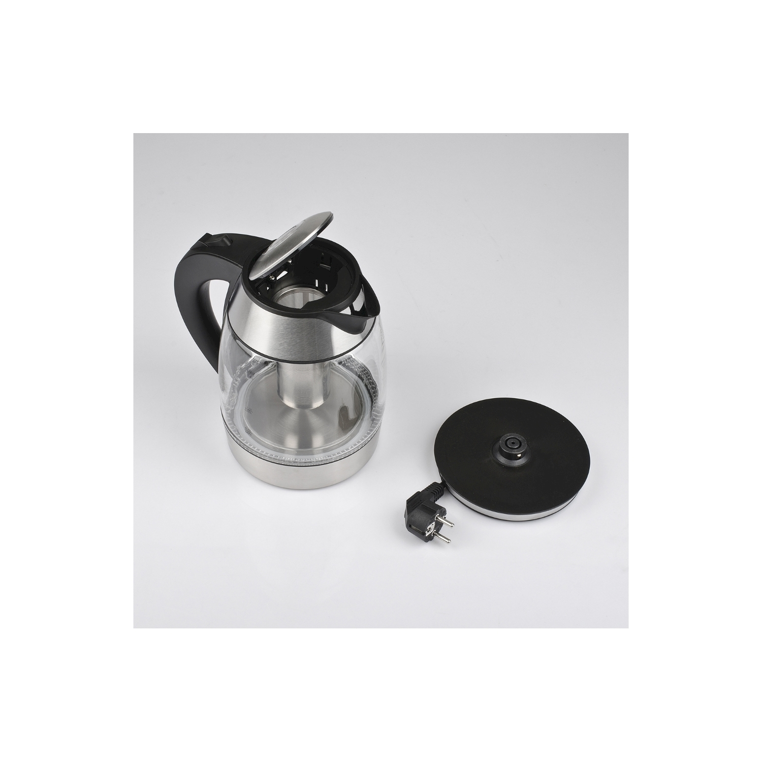 Przezroczysty czajnik ze srebrną pokrywą i uchwytem, obok czarnej podstawy i wtyczki.