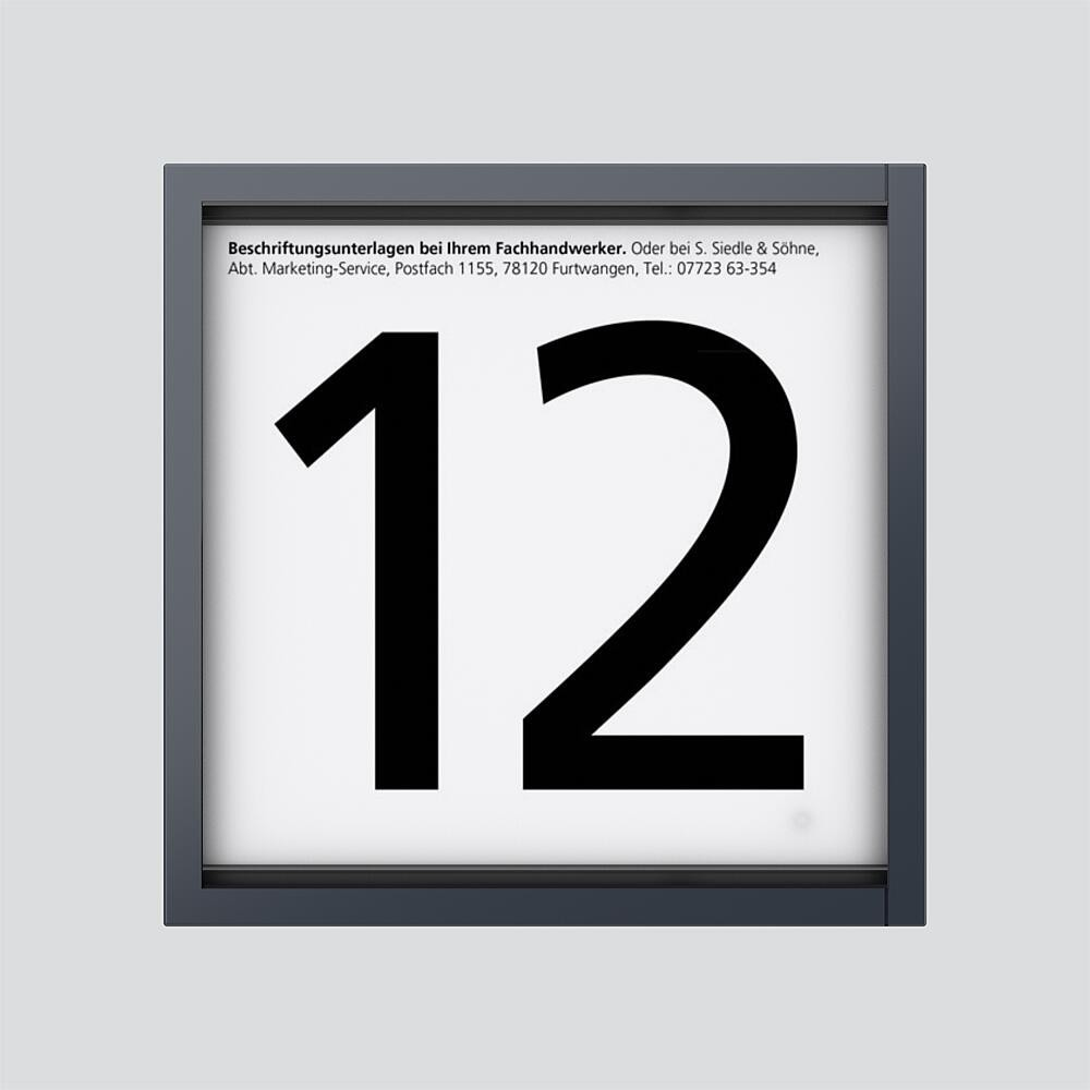 Un cartello mostra il numero 12 in grande carattere nero su sfondo bianco.