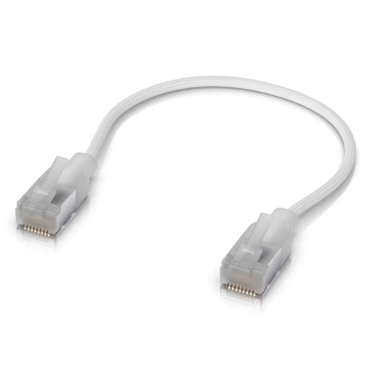 Un câble Ethernet blanc avec connecteurs RJ45 transparents sur fond blanc.