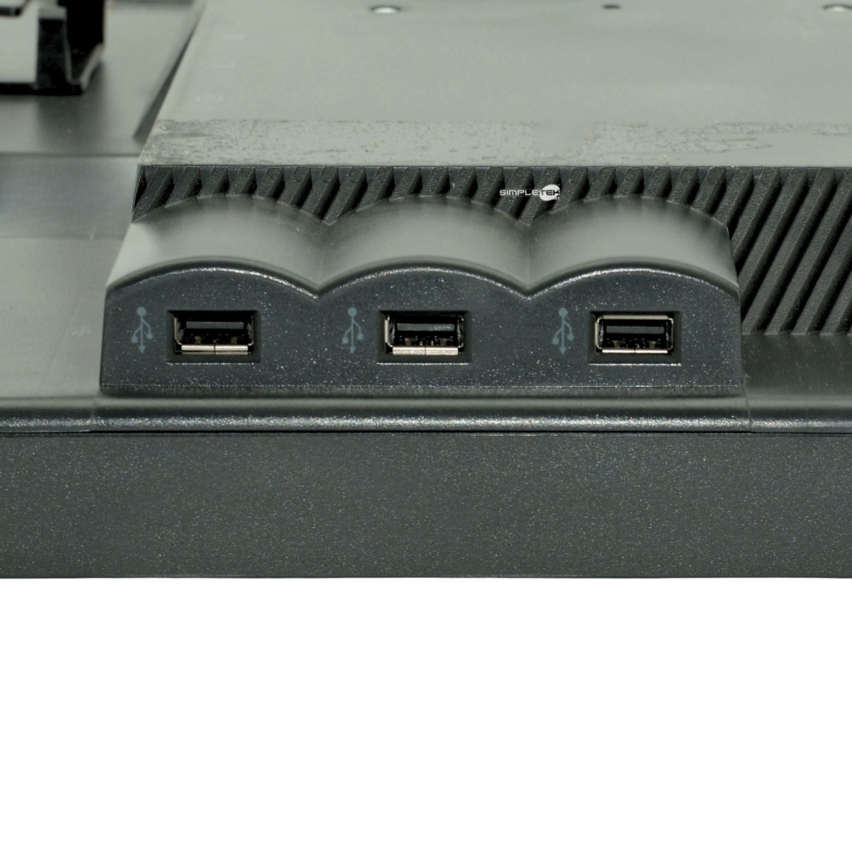 Tre porte USB con simboli su una console nera. Plastica nera testurizzata.