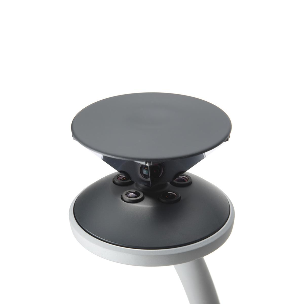 Una telecamera nera a 360 gradi con più obiettivi su sfondo bianco.