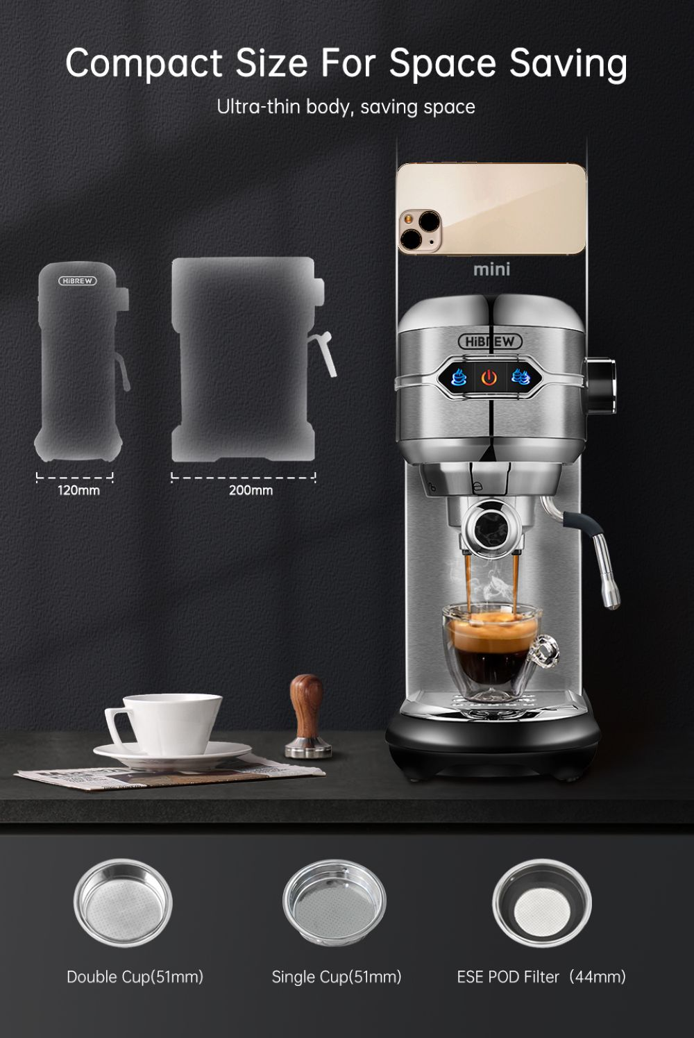 Una cafetera espresso plateada compacta prepara café en una taza de vidrio. Opciones de filtro.