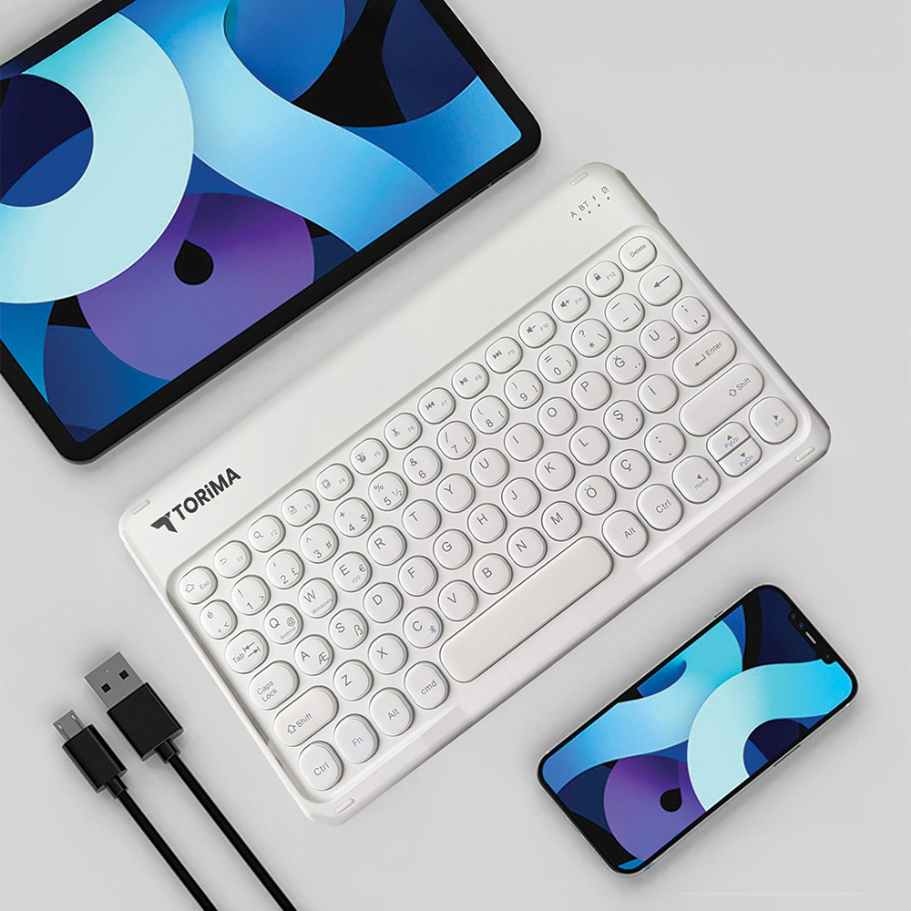 Beyaz Torima klavye, tablet, akıllı telefon ve kablolar açık gri zeminde.