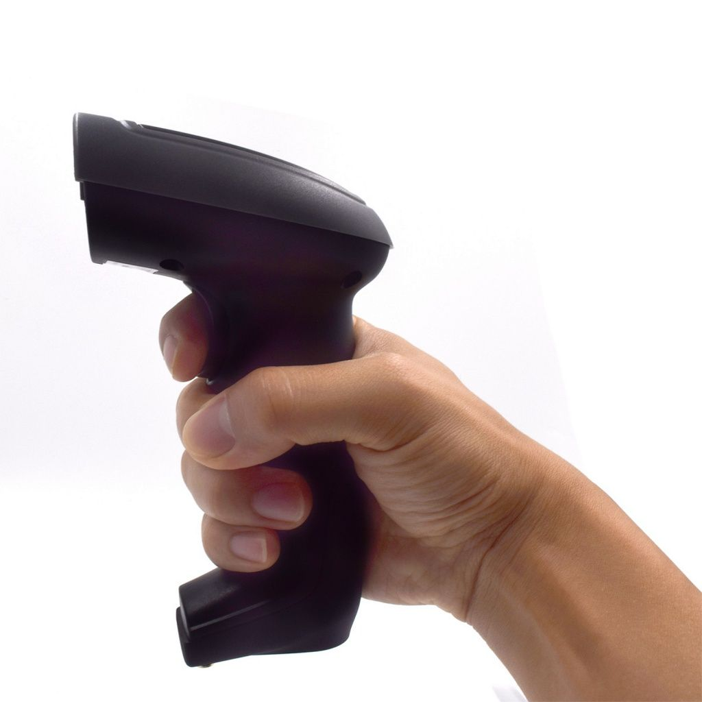 Una mano tiene uno scanner di codici a barre nero su sfondo bianco.