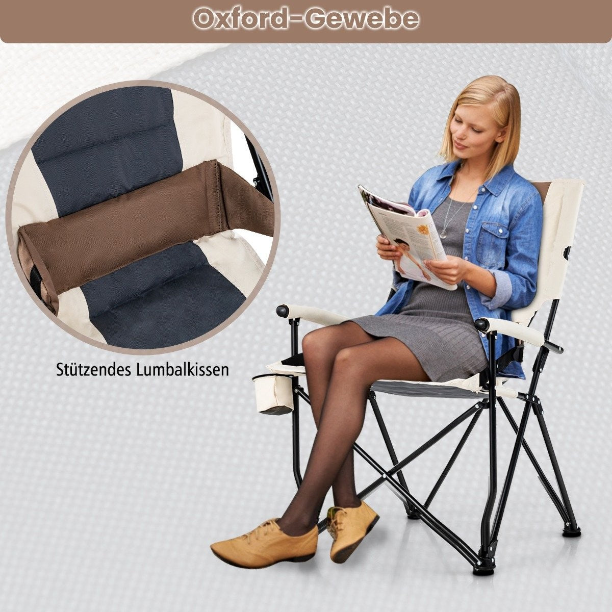 Mujer leyendo un libro en una silla de camping marrón y blanca con reposabrazos y portavasos.