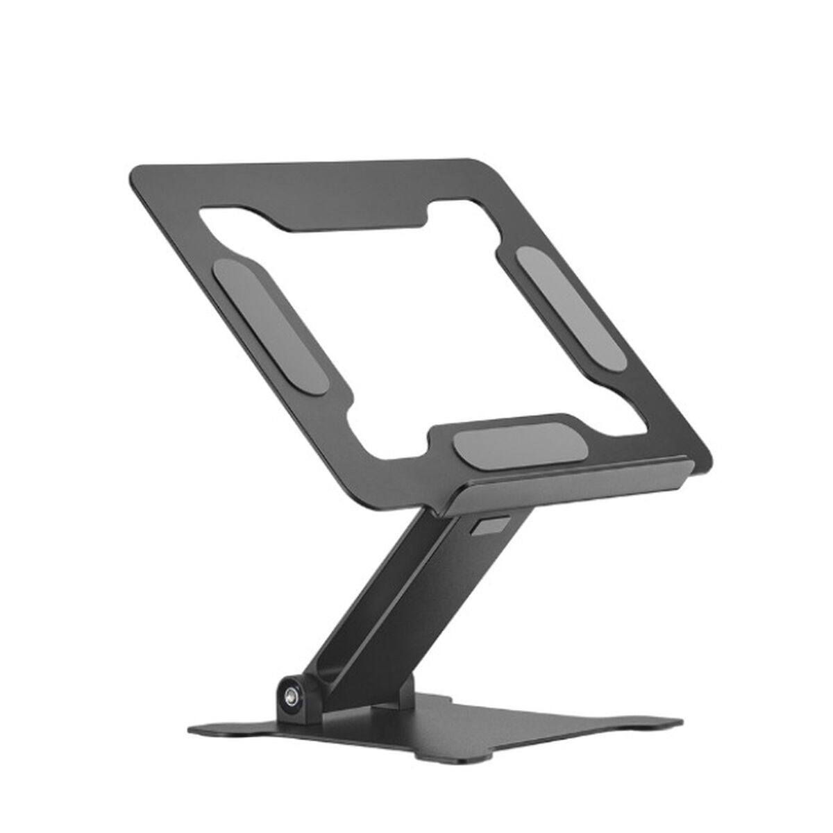 Een zwarte, verstelbare laptopstandaard met een brede basis en schuine bovenkant. Het heeft grijze antislipkussentjes.
