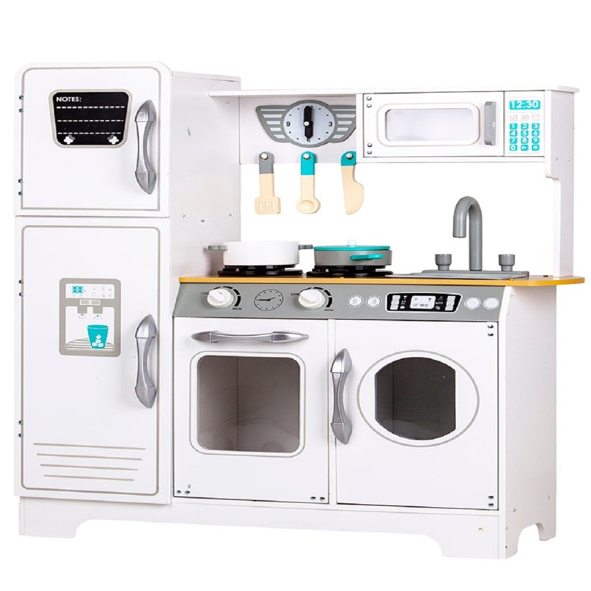 Cocina de juguete de madera blanca con nevera, horno, fregadero, estufa, microondas y reloj.