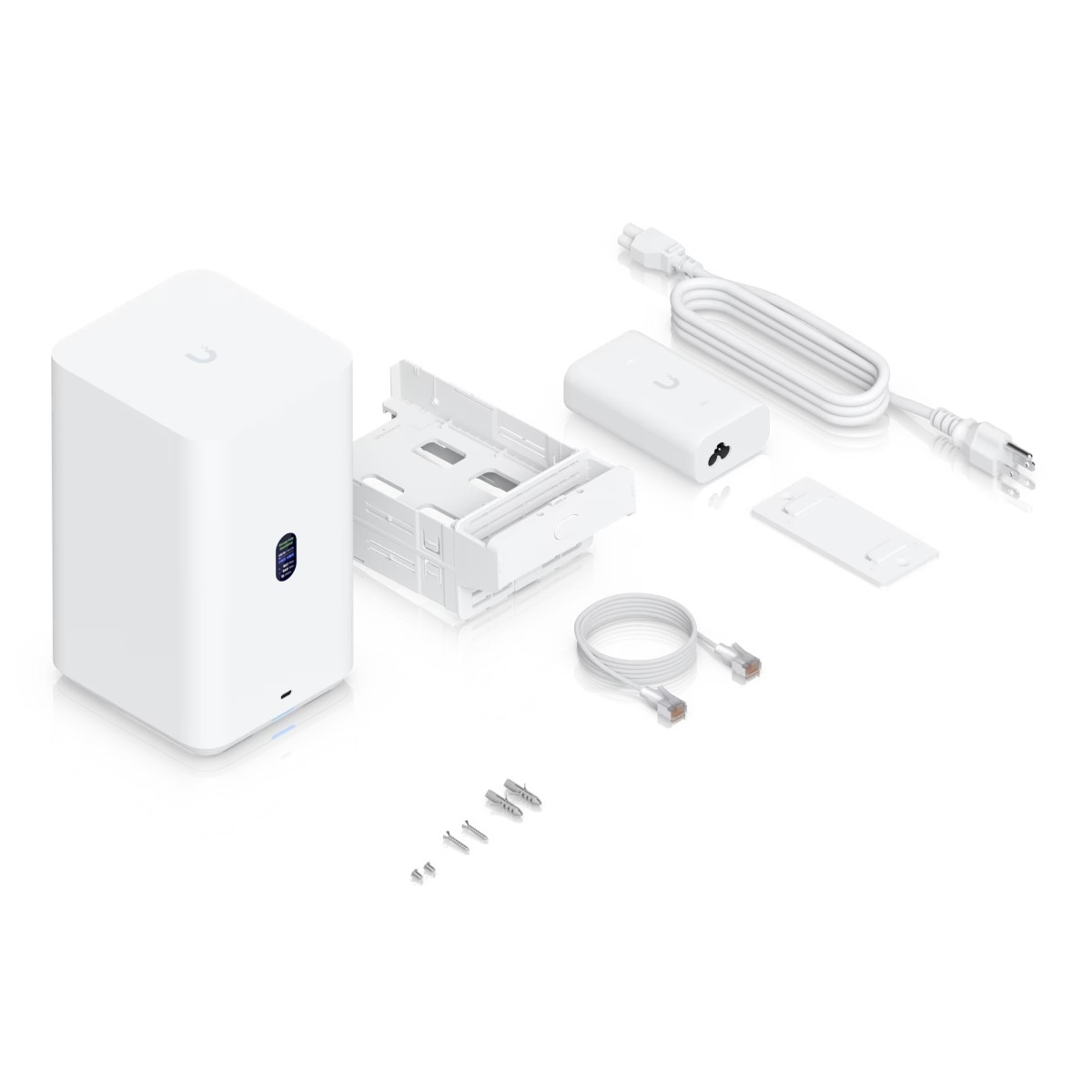 Un router bianco, staffa, alimentatore, cavi e viti su sfondo bianco.