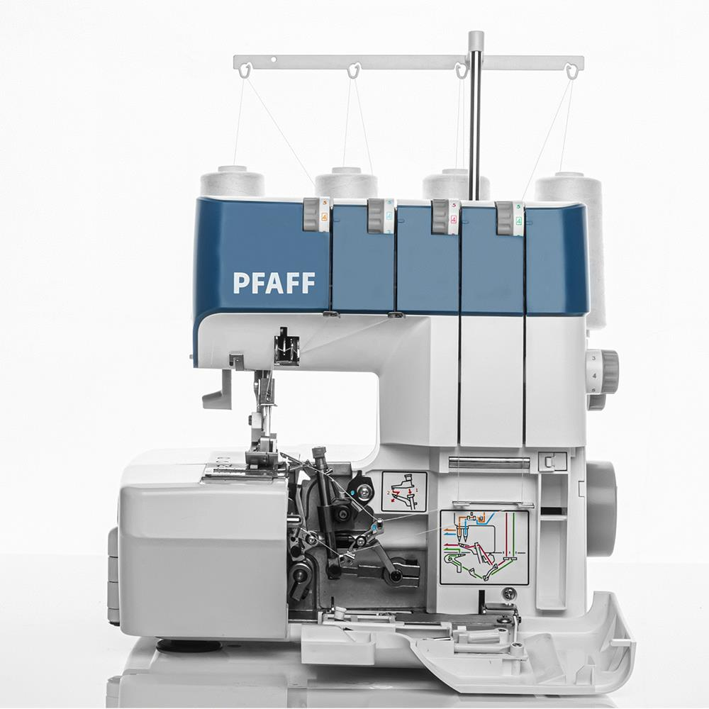 Eine weiße und blaue Pfaff-Overlock-Nähmaschine mit Garnrollen auf weißem Hintergrund.