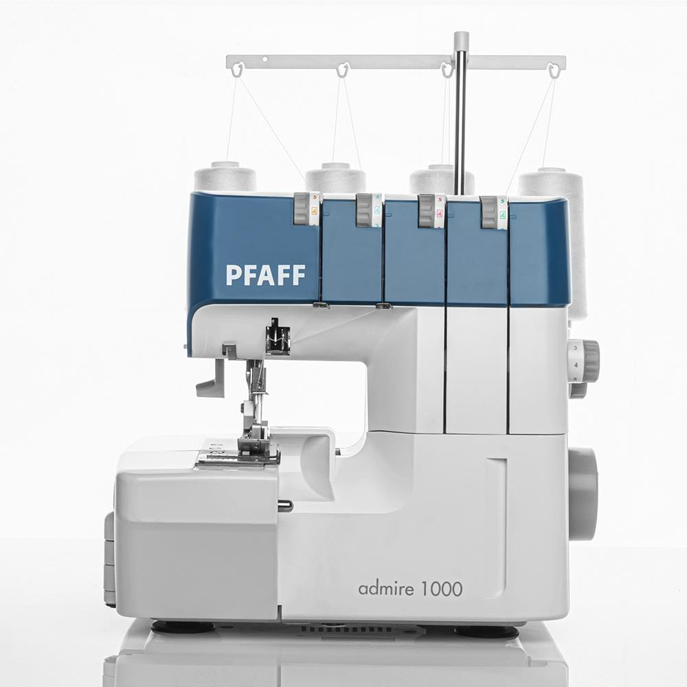 Eine weiße Pfaff Admire 1000 Overlock-Nähmaschine mit blauem Oberteil und weißen Garnrollen.