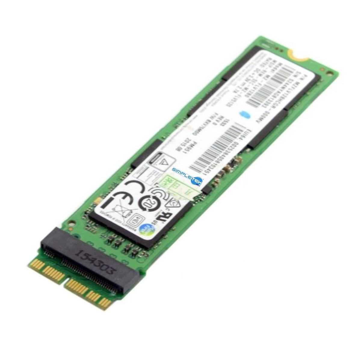 Una scheda a circuito verde, probabilmente un SSD, con connettori dorati e testo nero.