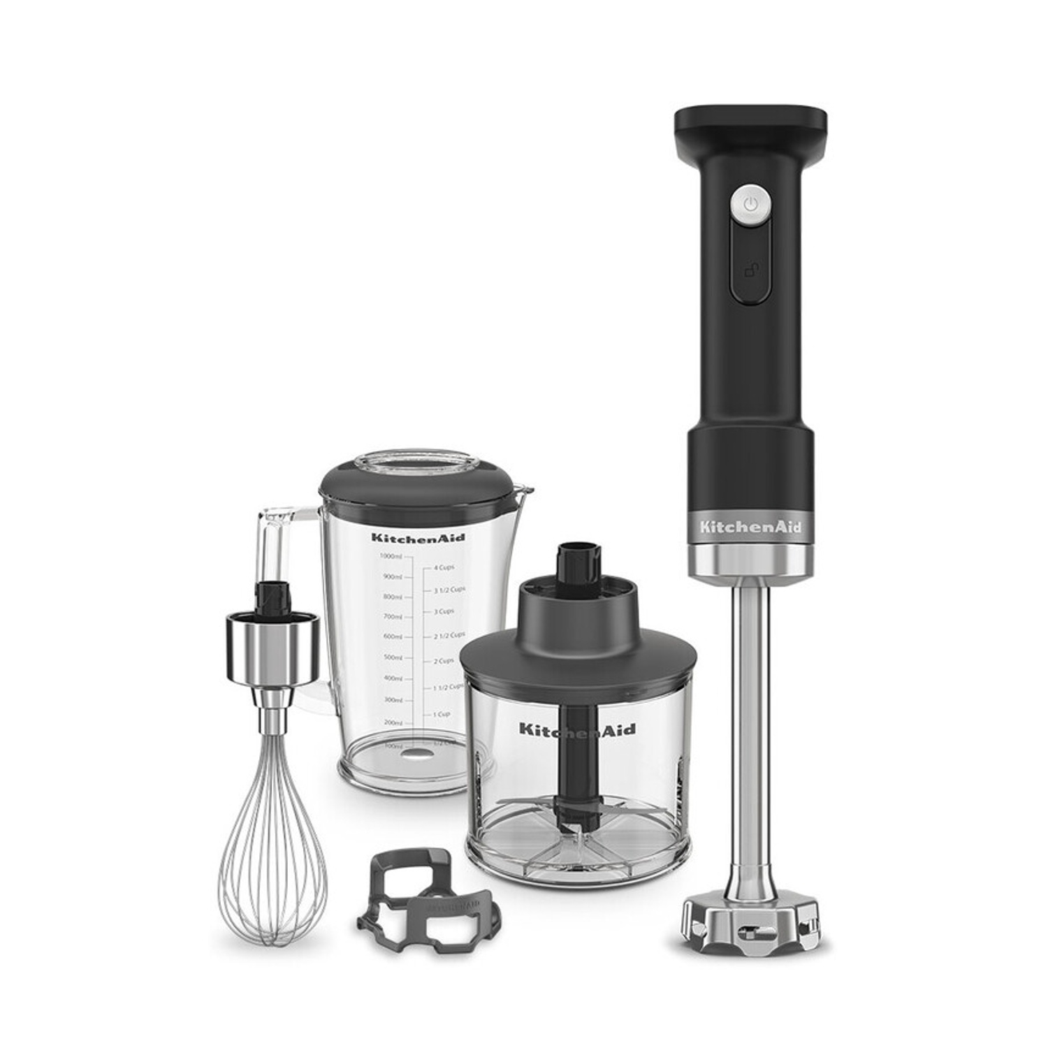 Zestaw blendera ręcznego KitchenAid z trzepaczką, siekaczem i dzbankiem na białym tle.