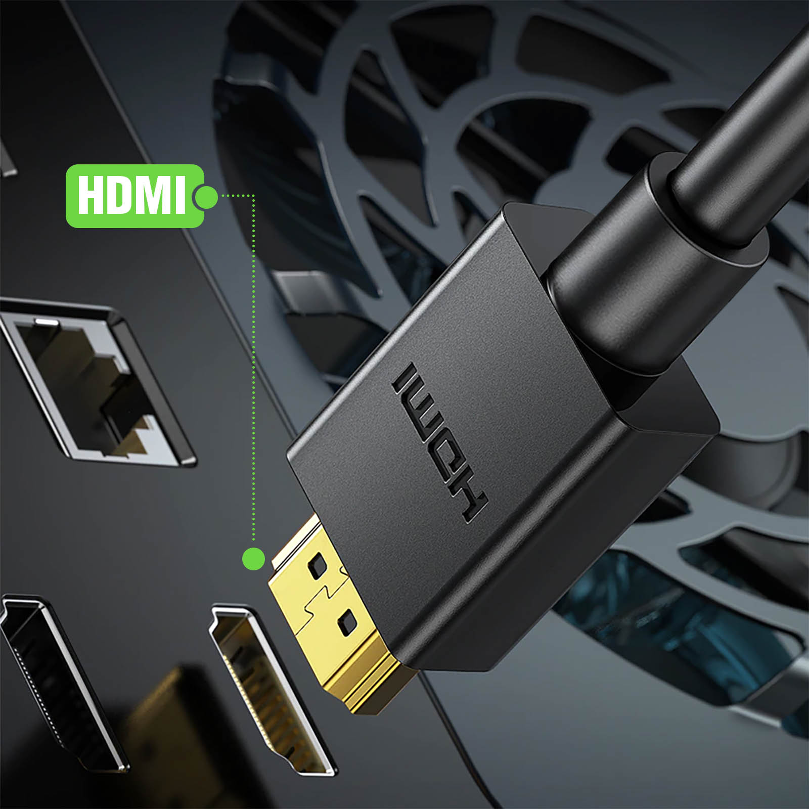 Primo piano di un connettore di cavo HDMI nero con pin dorati, vicino alle porte.