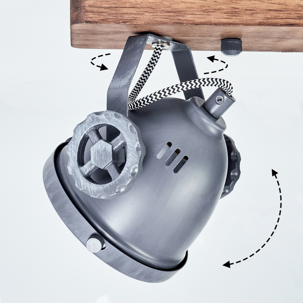 Ein grauer Industrie-Spot mit dekorativen Rädern ist an einem Holzbalken befestigt.