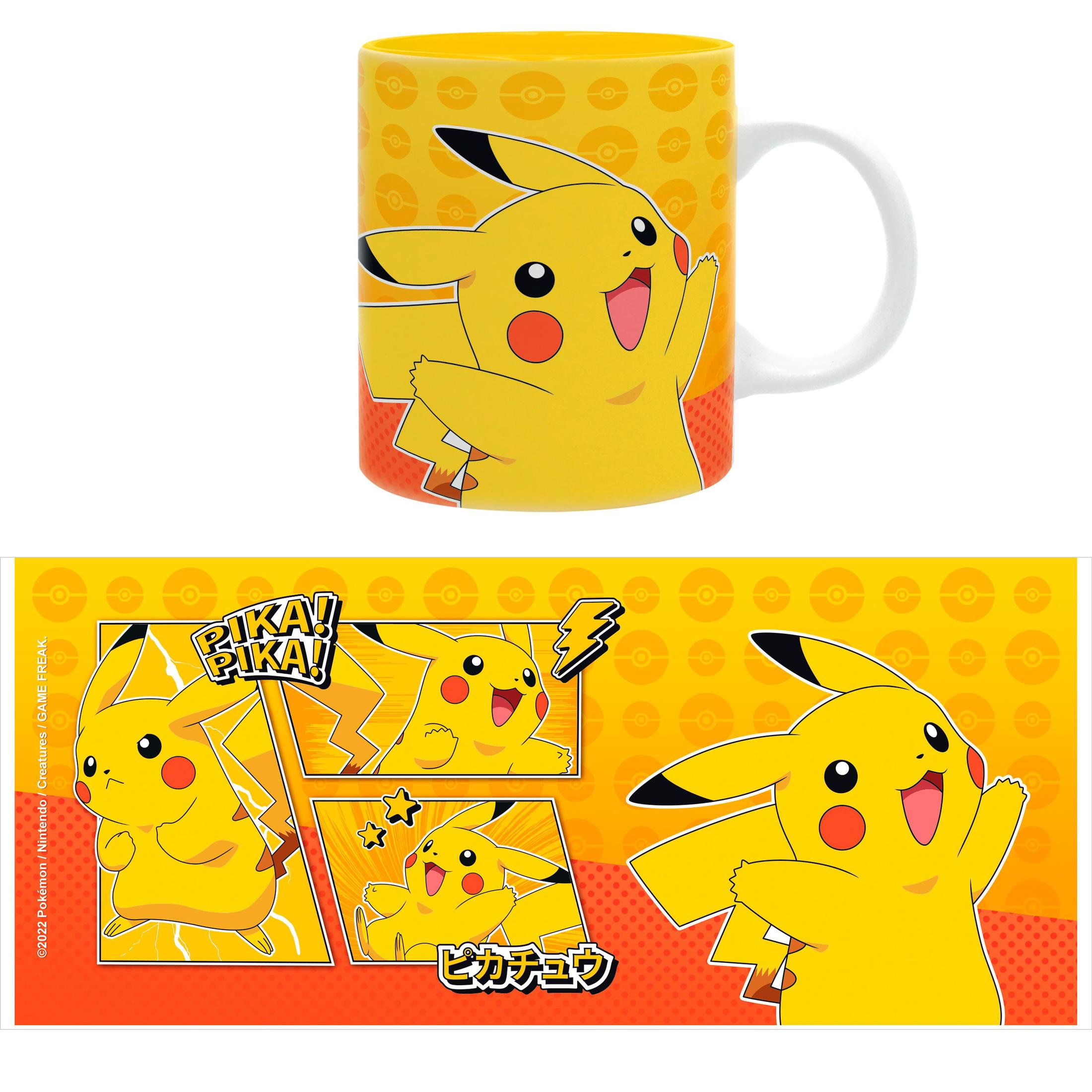 Tazza gialla con Pikachu e palline Pokémon. Vignette di fumetti mostrano Pikachu.
