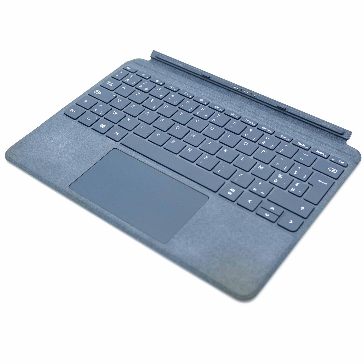 Una tastiera blu rivestita in tessuto con trackpad e molti tasti è mostrata su sfondo bianco.