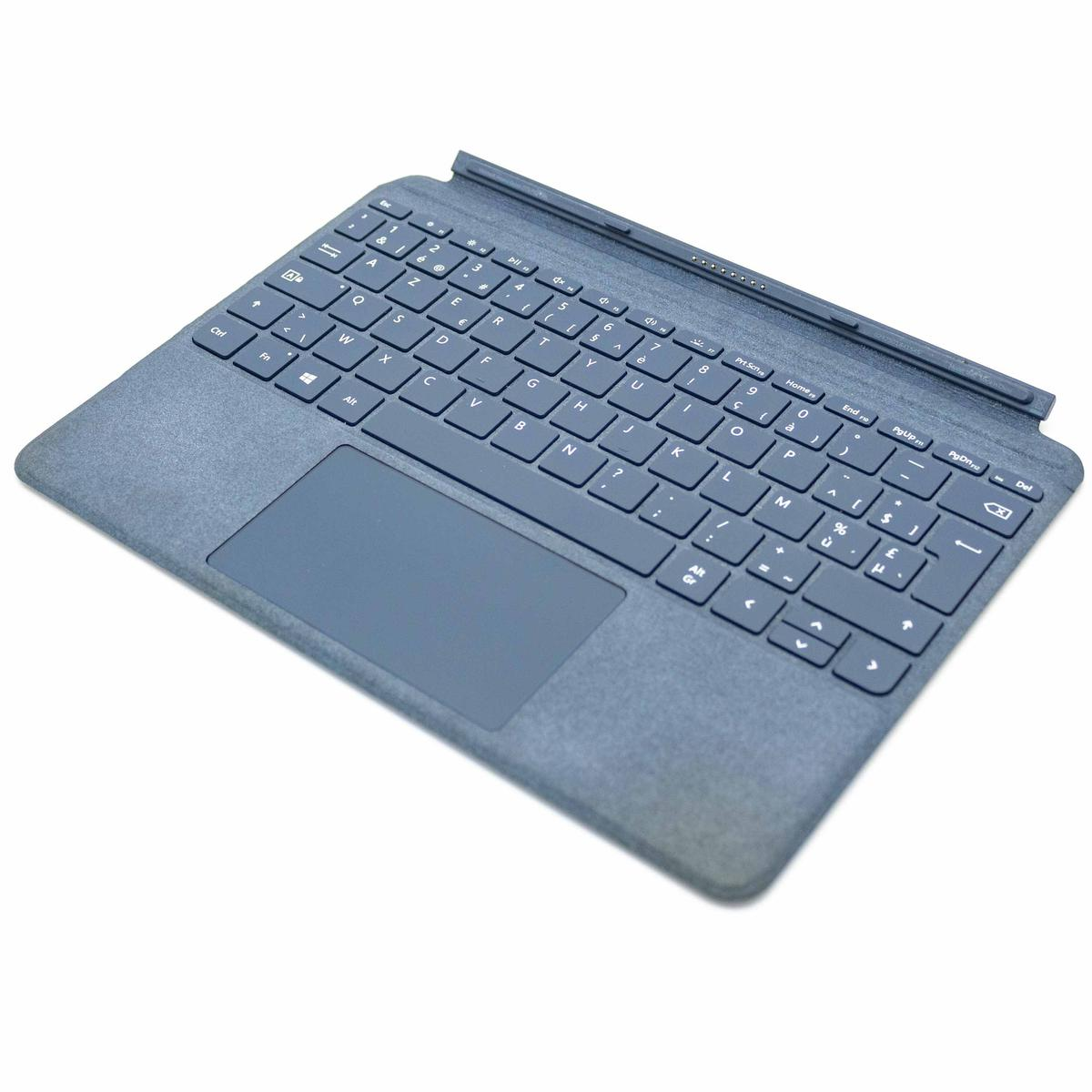Tastiera blu scuro con touchpad e portapenne, sfondo bianco.
