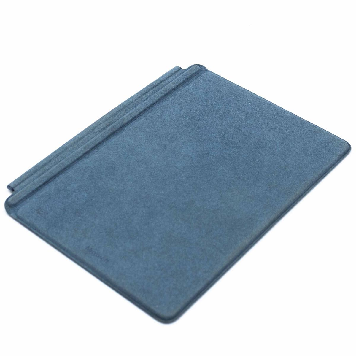 Una copertina per tastiera blu Microsoft Surface Pro è mostrata angolata su sfondo bianco.